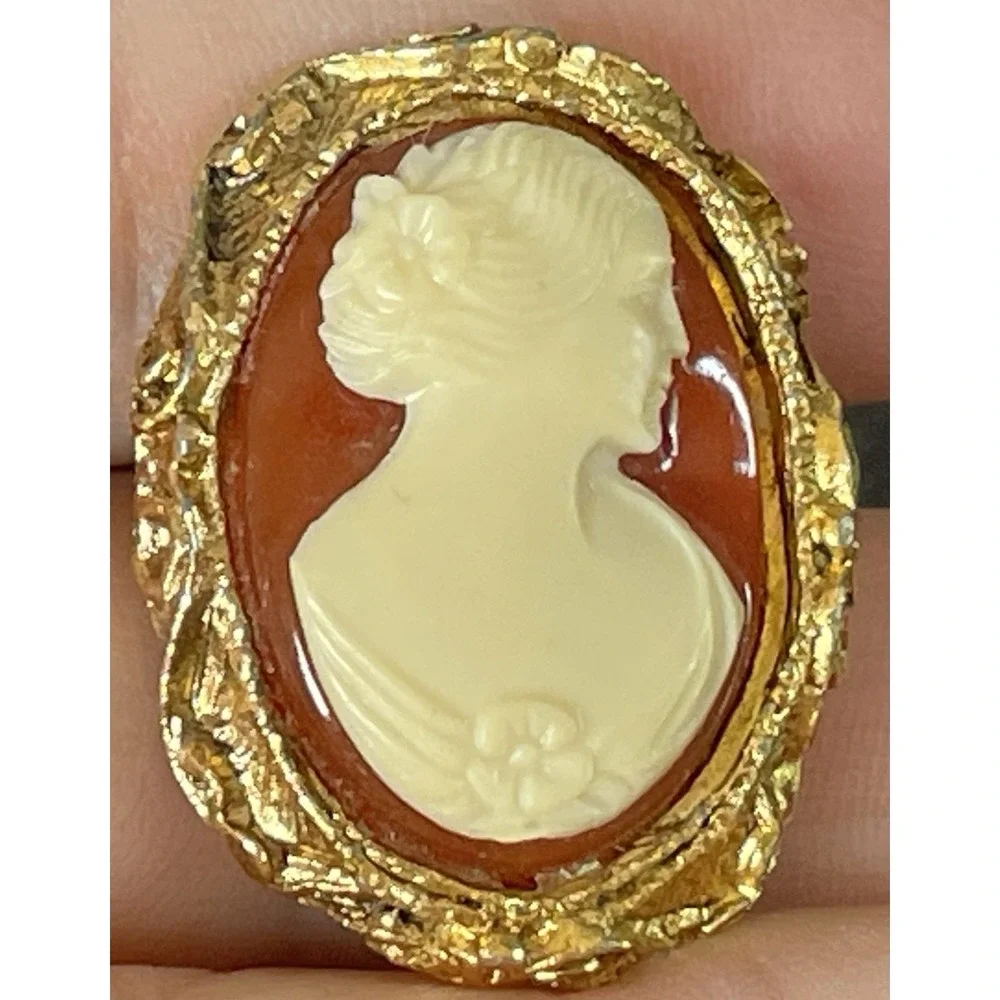 Vintage Gold Amber Cream Cameo Pin Brooch